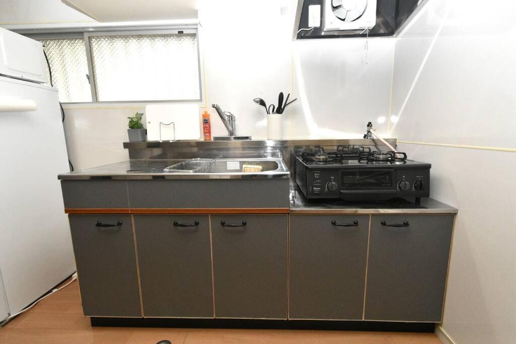 ゆったり1Ldkで最大8人まで宿泊可能！博多駅・キャナルも徒歩圏内！コンビニ・スーパー徒歩１分！ Sumiyoshi-cho Esterno foto